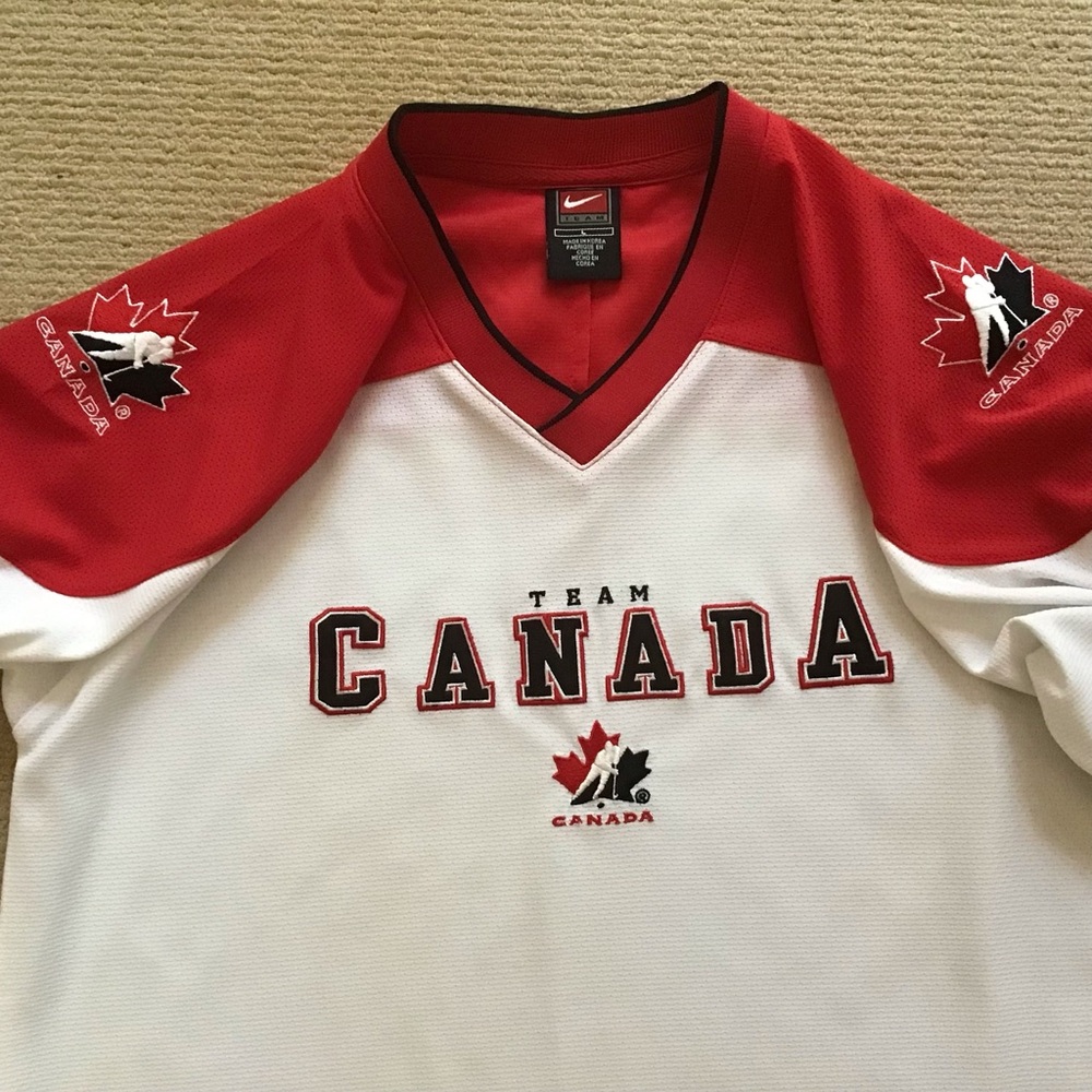 Nike Team Canada White and Red Hockey Jersey - Picture 3 of 7